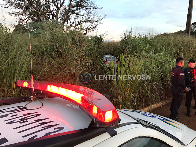 Criminosos trocam tiros com policial e fogem após invadir matagal com carro roubado - VÍDEO
