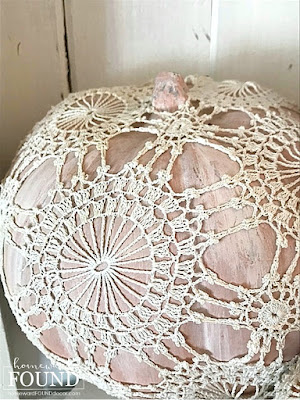 coastal style,beach style,decorating,diy decorating,re-purposing,white,DIY,vintage style,boho style,neutrals,vintage,thrifted,fall,pumpkins,fall decorating, pumpkin decor, decorating with pumpkins, diy pumpkins,lace pumpkins, crochet lace pumpkins,fall home decor,farmhouse decor, add lace doilies to pumpkins for boho style, boho chic fall home decor