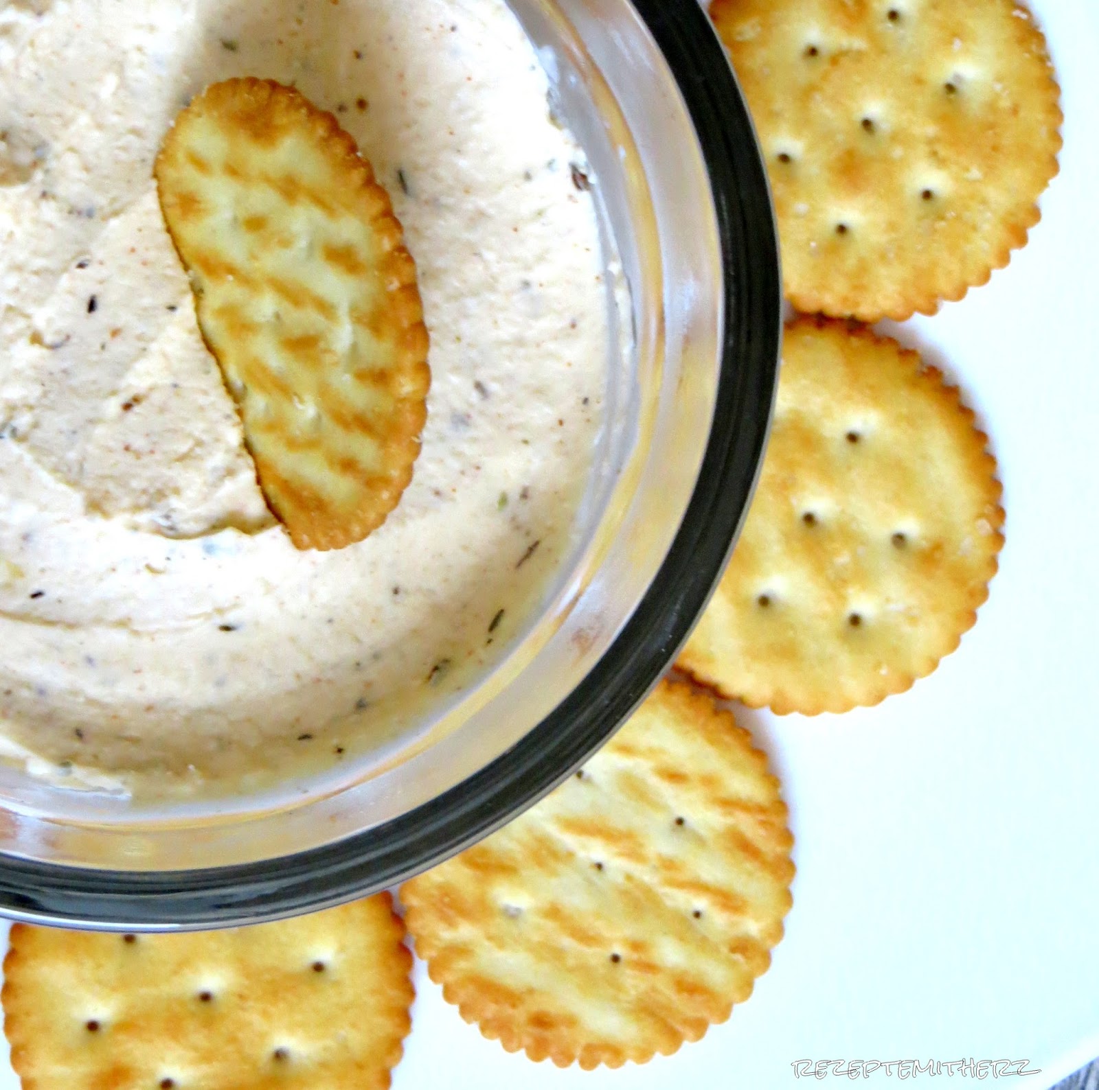 Knoblauch – Käse – Creme zum Dippen &amp; Snacken