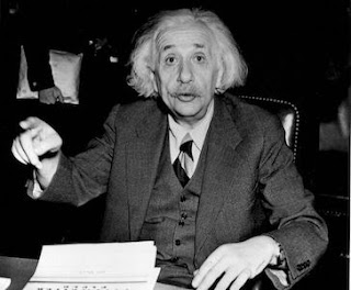 لماذا عرف البرت اينشتاين بلقب ابو القنبلة النووية