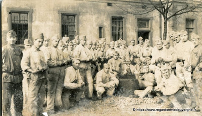 Photo noir et blanc, groupe de militaires