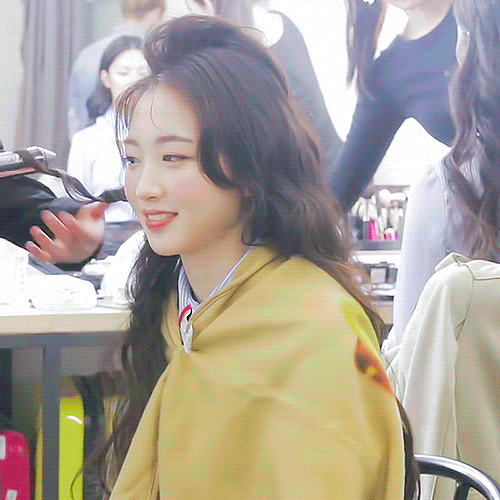 어떤 여배우를 살짝 닮은거같은 신인 아이돌.gif | 인스티즈