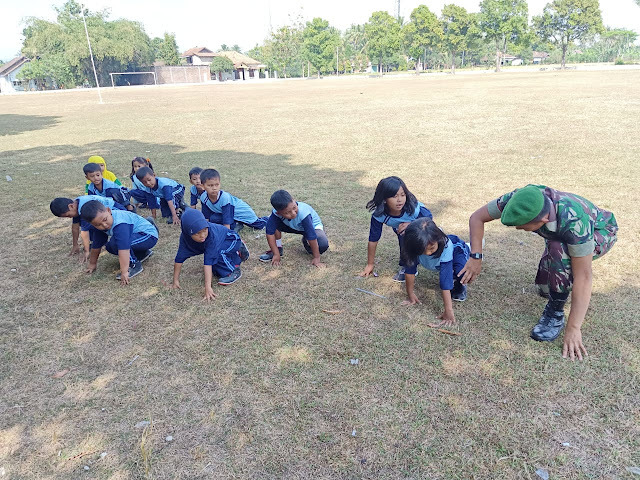 Satgas TMMD Reg 105 Latih Fisik Anak SD 4 Jimbung