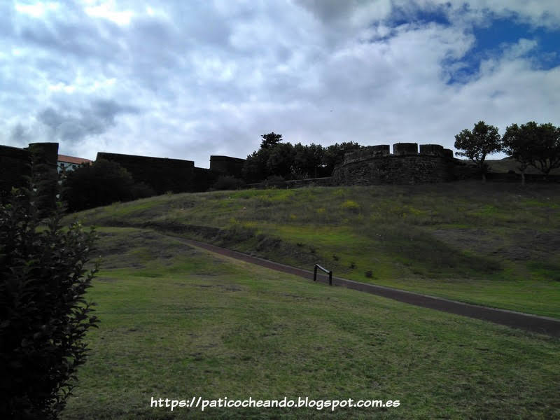 ANGRA do HEROÍSMO-Ilha Terceira (Açores): murallas de la Fortaleza de S. Juan Bautista desde el Parque do Relvão