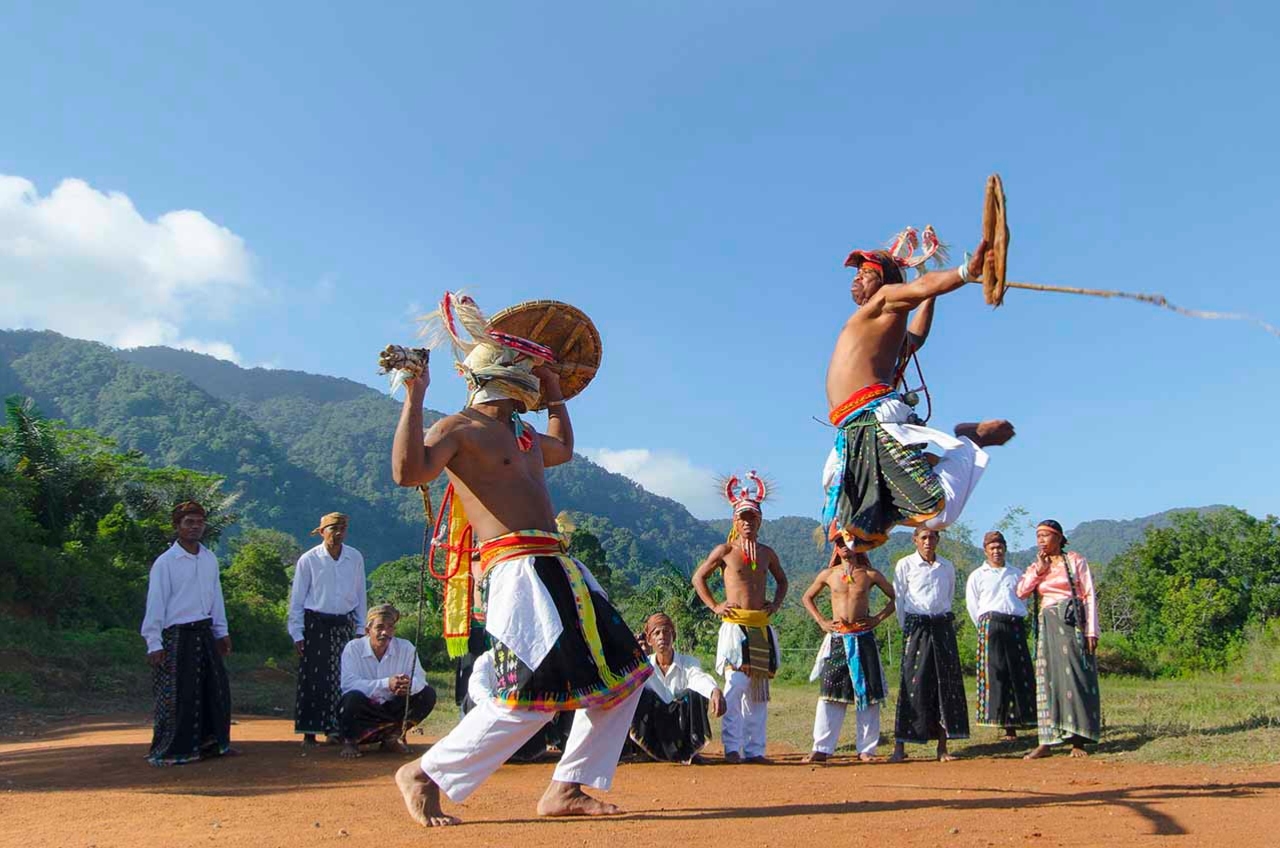 Tarian Adat Tradisional dari Nusa Tenggara Timur yang Memukau