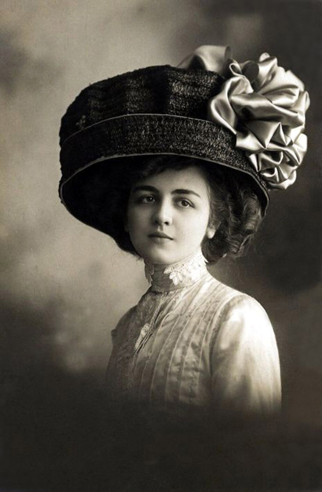 Giant Hats The Favorite Fashion Style Of Women From The Early Years Of The 20th Century
