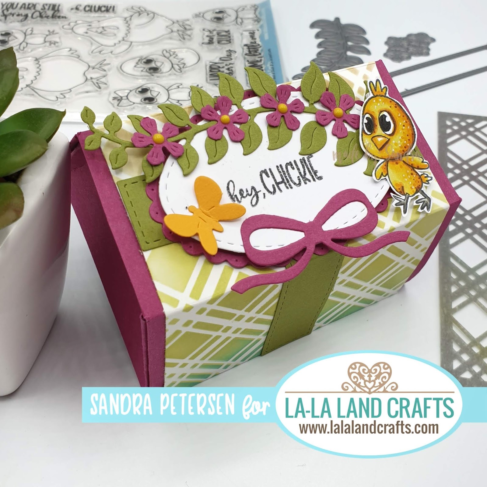 Addicted to Creativity: Tutorial Thursday - Super easy and fun trapeze box