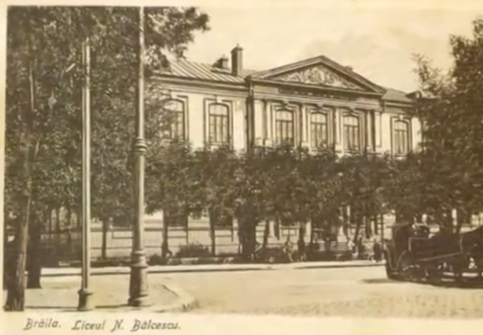 ABSOLVENT DE "BĂLCESCU" BRĂILA '74: POZĂ CU LICEUL VECHI