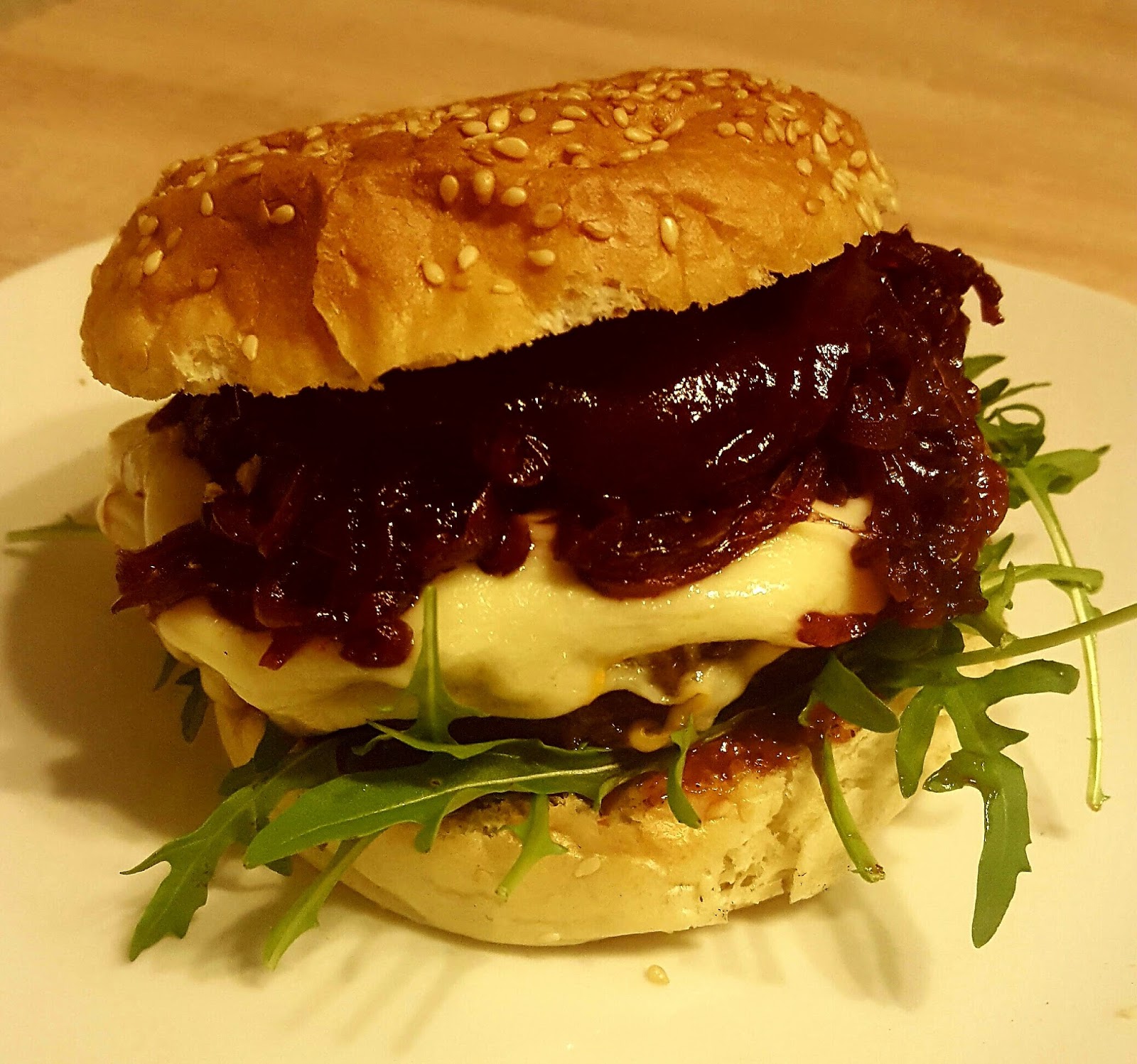 Camembert-Burger mit Zwiebel-Rotwein Confit – BBQ Kantine