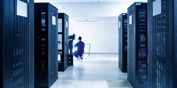 Data center yang menjadi tempat server internet bekerja 24 jam tanpa henti dan menyedot listrik secara kontinu.