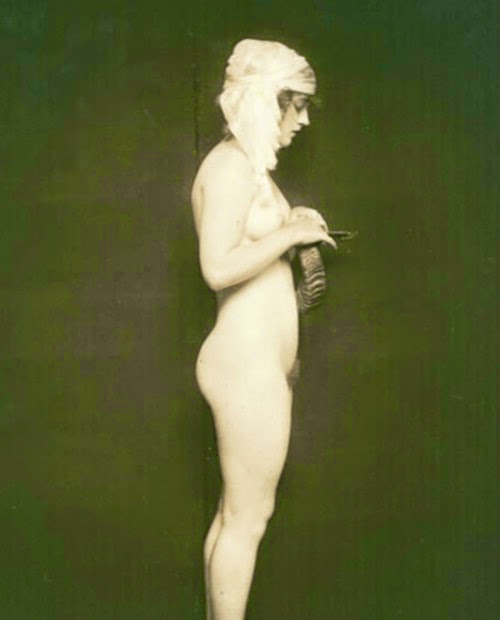 Marion posed nude early in her career.
