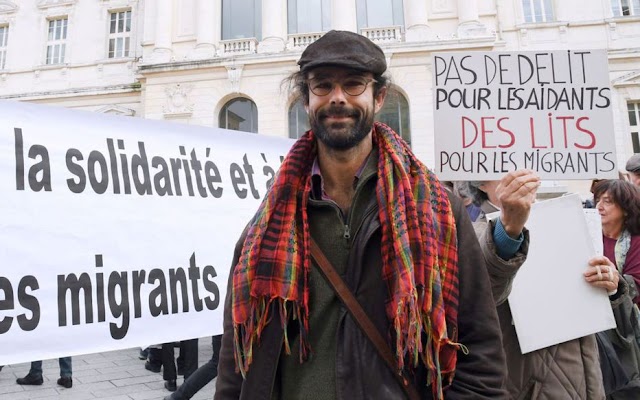 المزارع الفرنسي سيدريك هيرو إلى القضاء مجددا بتهمة "إدخال مهاجرين إلى البلاد"