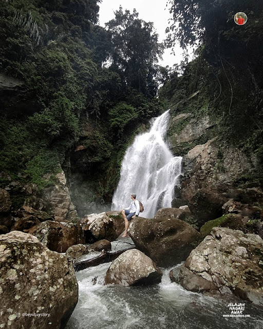 Ngobrol Asik di Air Terjun Lubuk Hitam Ngobrol Asik di Air Terjun Lubuk Hitam