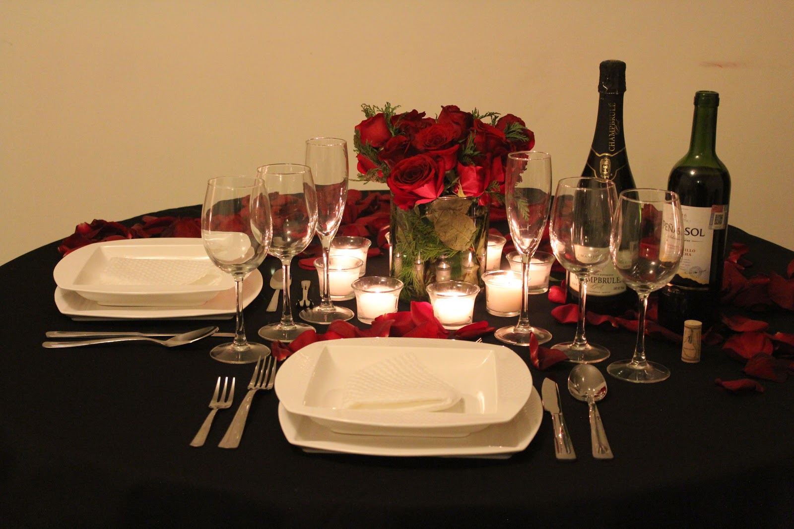 Накрытый стол ужин. Романтический ужин сервировка. Сервировка стола для романтического ужина. Стол для романтического ужина. Сервировка стола для двоих на романтический ужин.