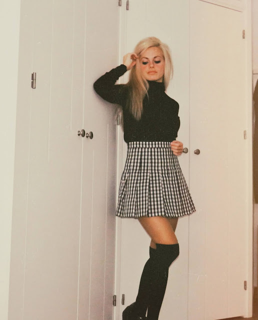 Alejandra Colomera con jersey negro, falda de cuadros vichy negros y calcetas negras