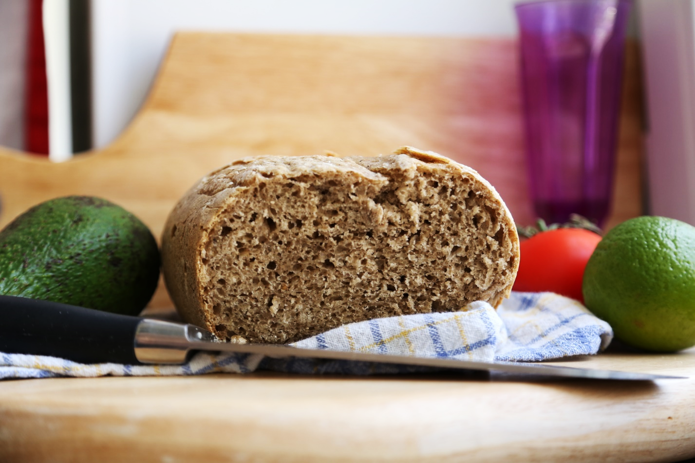 Ржаной хлеб. Черный хлеб с отрубями. Батон пшеничный с отрубями. Цельнозерновой хлеб диетический. Какой хлеб можно курам.