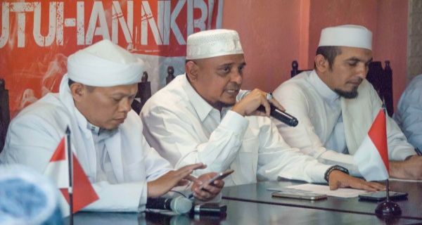 Yusuf Martak: Ciri-ciri Khas Orang PKI Mulai Tampak, Mereka Jahat terhadap Ulama dan Umat Islam Ketua Gerakan Nasional Pengawal Fatwa Ulama (GNPF Ulama) Yusuf Muhammad Martak menilai kelompok bermental komunis menjadi otak di balik kejadian pembakaran baliho bergambar Imam Besar Front Pembela Islam (FPI) HRS.