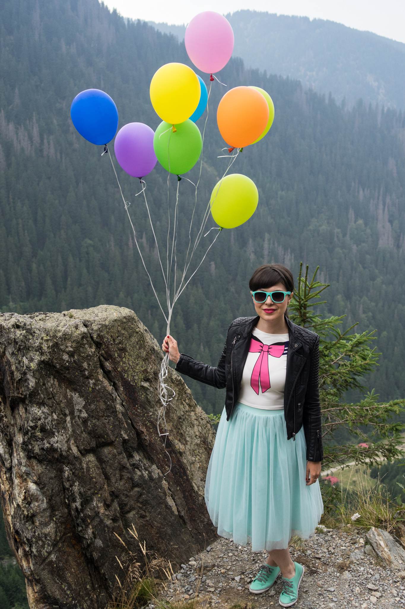 special 30th birthday photo shoot - tutu, bows and colorful balloons koton mint tulle skirt mint sneakers h&m crop top pink bow new yorker leather jacket rockish vibes rock brasov transfagarasan romania 