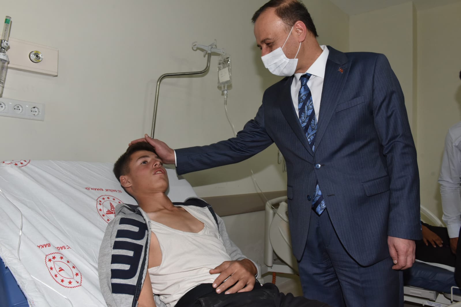 Vali Erin, Bozova’da yaralı öğrencileri ziyaret etti