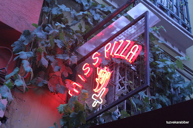 tuzvekarabiber Misssssss Pizza / An Italian in the Neighbourhood