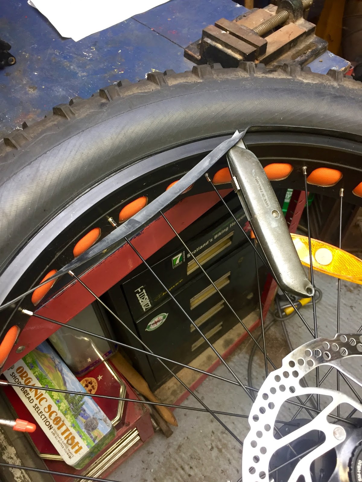 coastrider: Easy `Ghetto Tubeless` Split tube tubeless set up...