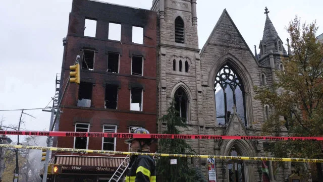 بالفيديو : اندلاع حريق هائل في كنيسة في نيويورك عمرها 128 عاماً