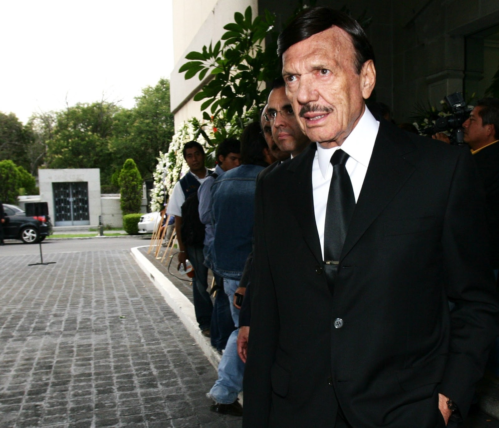 .: COLECCION PRIVADA ALDIA: Muere Roberto González Barrera.