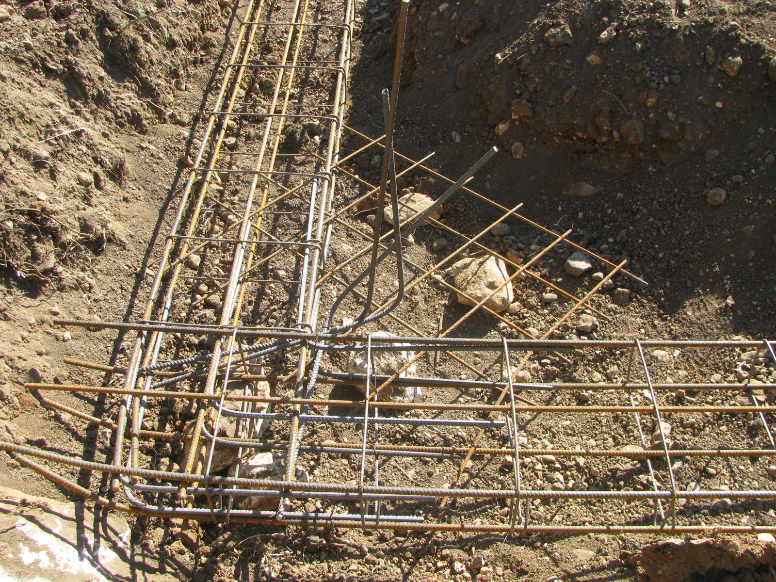 Autoconstruction d'une maison poteau poutre et paille dans