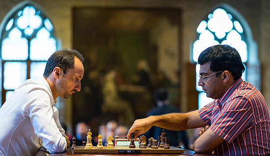 Défaite surprise en 17 coups du champion du monde en titre, Magnus Carlsen qui laisse une pièce au 12ème coup contre l'Américain Hikaru Nakamura - Photo © Lennart Ootes Défaite surprise en 17 coups du champion du monde en titre, Magnus Carlsen qui laisse une pièce au 12ème coup contre l'Américain Hikaru Nakamura - Photo © Lennart Ootes