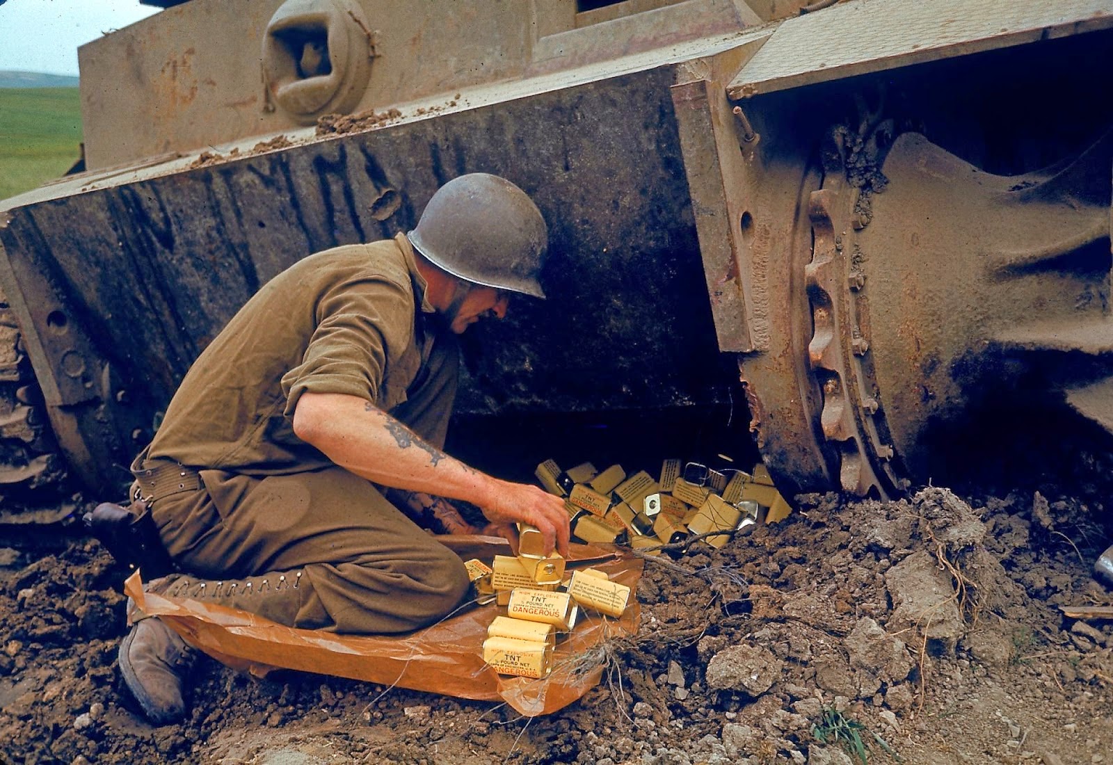 http://1.bp.blogspot.com/-YAuobkZjFtw/VLaaeyco-dI/AAAAAAABOKY/LUS9M-hlTgc/s1600/Rare+Color+Photographs+from+World+War+II+(17).jpg