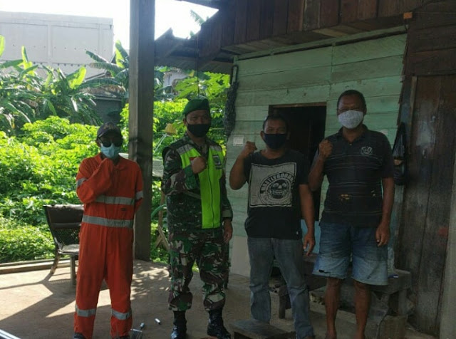 Babinsa Yuniaro Zebua Lakukan Komsos dengan Pengusaha Bengkel Las Teralis Babinsa Yuniaro Zebua Lakukan Komsos dengan Pengusaha Bengkel Las Teralis