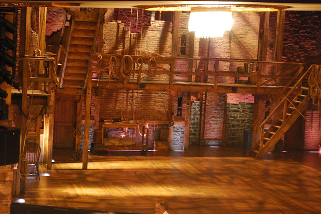 ミュージカル、ハミルトンが上演されているリチャード・ロジャーズ劇場内部