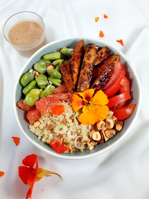 salade végétarienne quinoa/fèves/tempeh caramélisé et pomelo