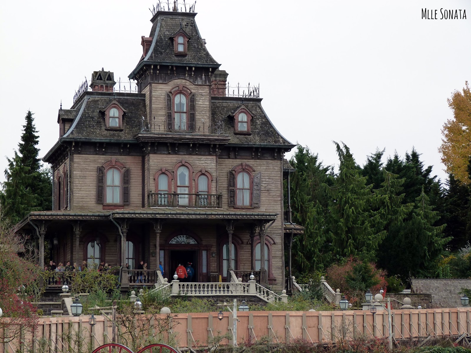 Que Peut-on Trouver Dans Une Maison Hantée On a tous besoin d'un peu de magie. Week-end à Disney ! - Mlle Sonata