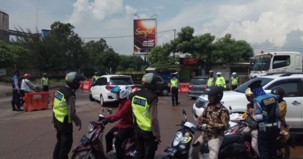 Aha Dua Permata Jalur Wisata Anyer Ramai Polisi Berlakukan Sistem Satu Arah