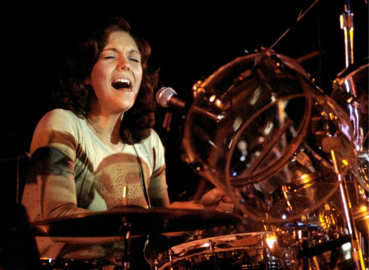 Amazing Photographs of Karen Carpenter Playing Drums and Singing