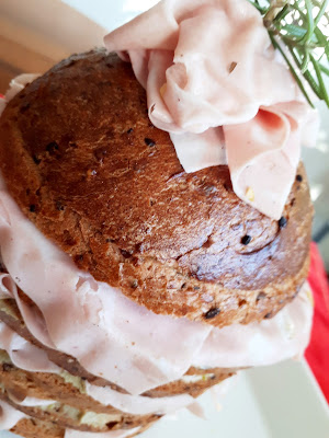 panettone gastronomico con mortadella e crema di pistacchi