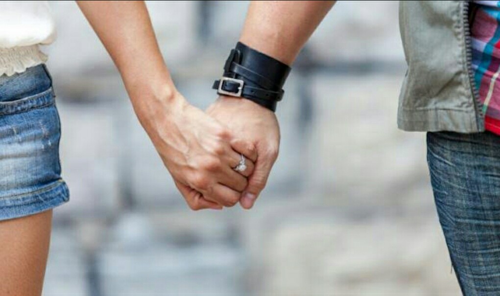 мужская и женская рука. мужчина руки на столе. часы наручные мужские на руке. к чему снятся руки мужчины знакомого. Lend a helping hand.