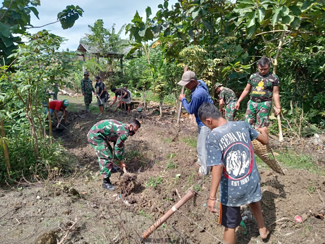 Selalu Ada Bersama Rakyat Babinsa Bantu Renovasi Rumah Warga di Wilayah Binaan Selalu Ada Bersama Rakyat Babinsa Bantu Renovasi Rumah Warga di Wilayah Binaan