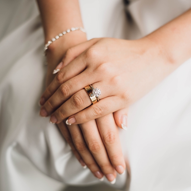 Como combinar anel de noivado e aliança de casamento