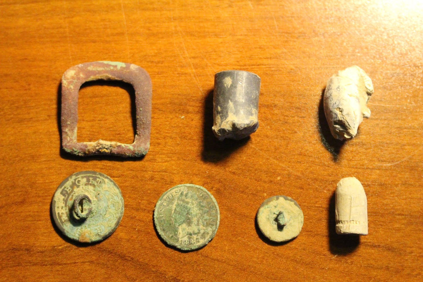 Prendas-reliquias-y-monedas-encontradas-con-un-detector
