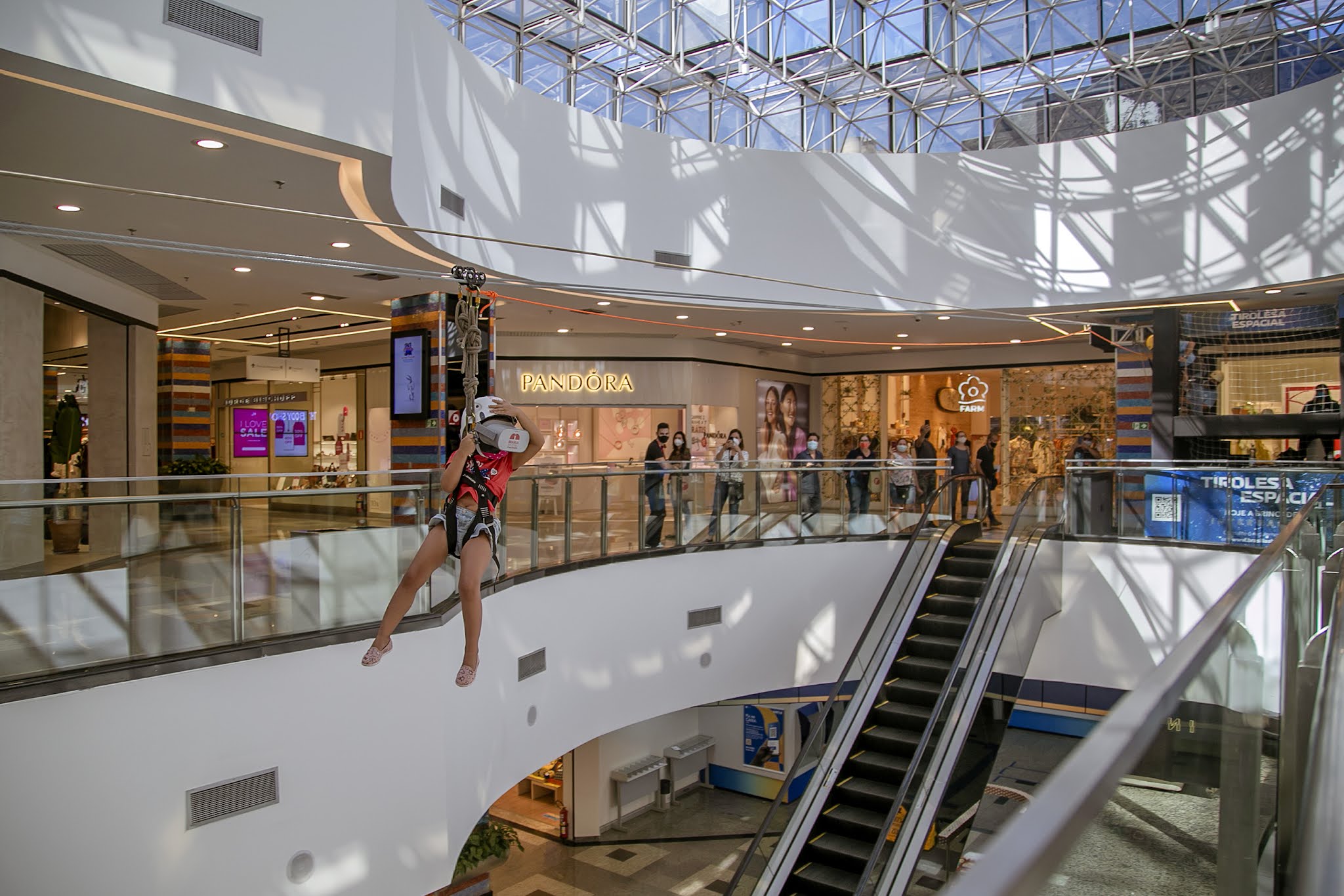 Aventura no alto: Brasília Shopping promove ação de férias com tirolesa