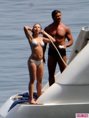 Scarlett Johansson Bikini Images