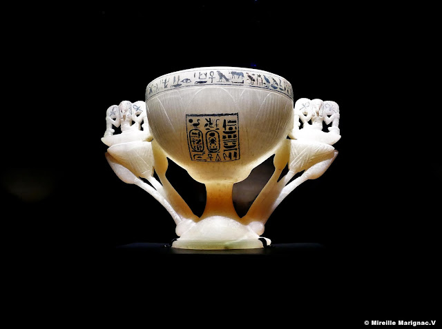 Coupe de Toutânkhamon, symbole de renaissance et de vie éternelle.