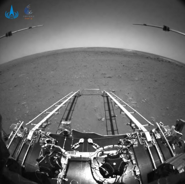 Çin, Tianwen-1 misyonunun bir parçası olarak 14 mayıs cuma günü geç saatlerde Mars'a inen Zhurong Rover tarafından çekilen ilk fotoğrafları yayınladı.
