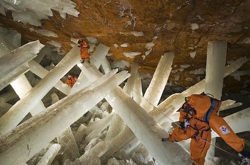 esploradores trepando los gigantes cristales