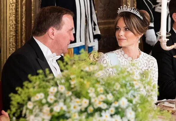 Crown Princess Victoria, Princess Sofia, Princess Madeleine, Queen Silvia. Diamond tiara, squin gold gown, Victoria's gold necklace