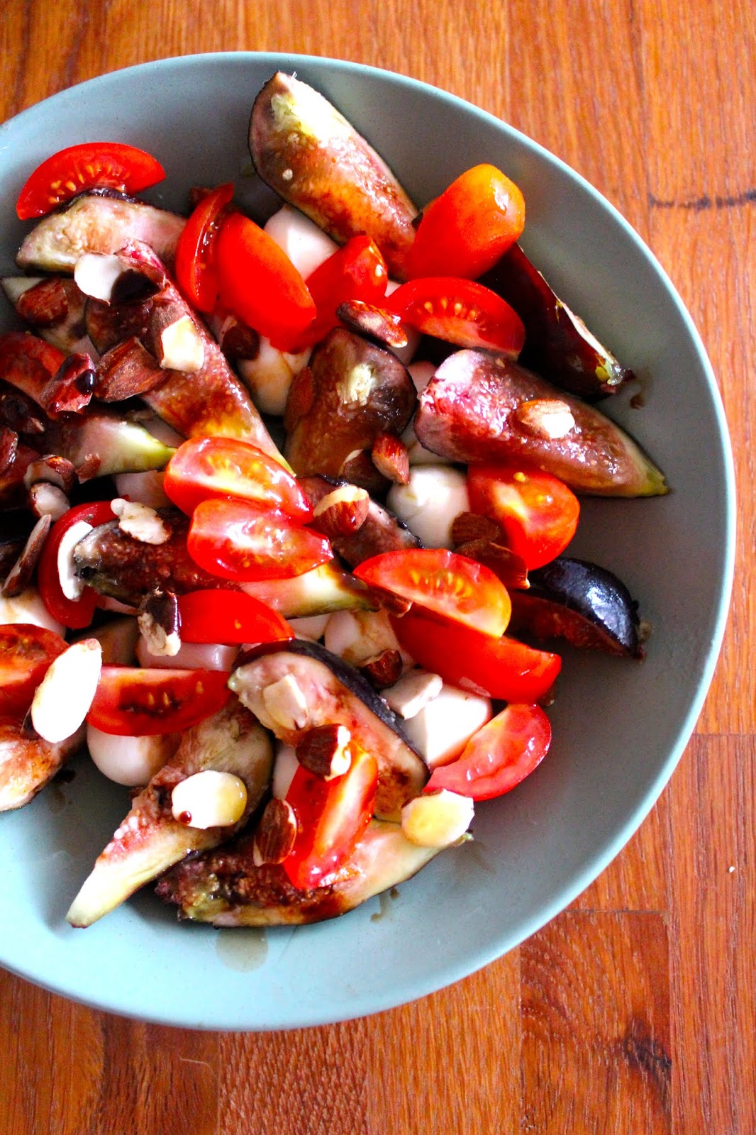 Salada de Figos Roxos com Mozarella, Tomate e Amêndoas