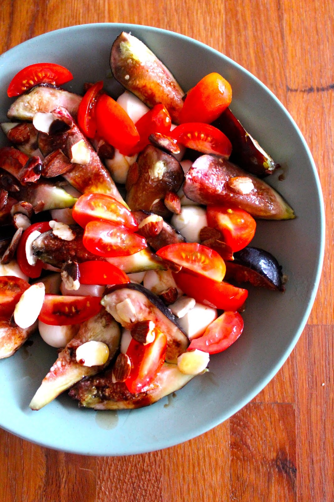 Salada de Figos Roxos com Mozarella, Tomate e Amêndoas