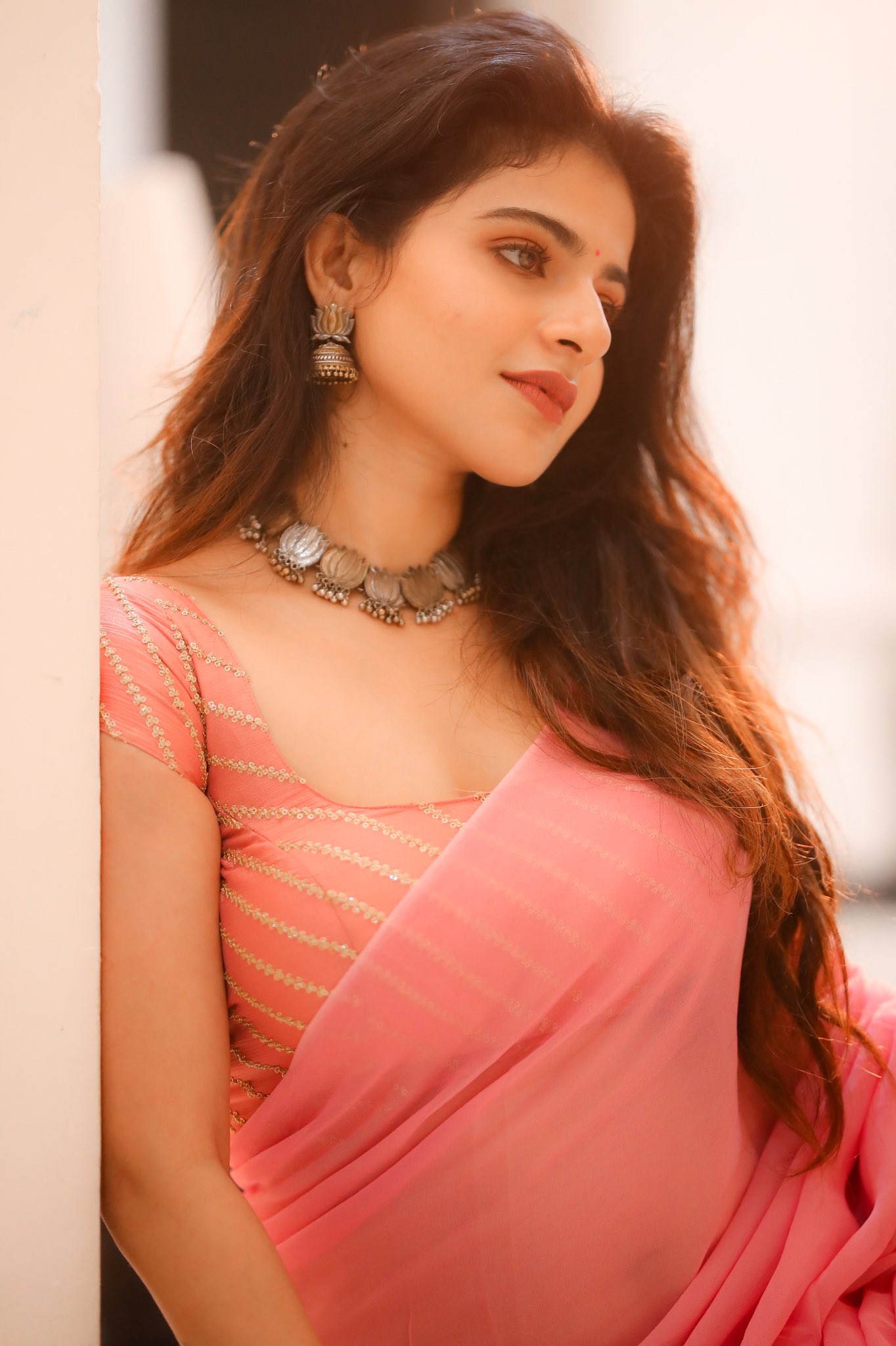 Iswarya Menon Latest Photoshoot Pictures , Iswarya Menon Latest Photoshoot 2021, Iswarya Menon Sexy Latest Photoshoot,Iswarya Menon green saree